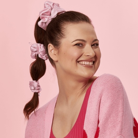 2/$20 ✨NWT Barbie x Glov Satin Scrunchies 3 Pack Hot Pink - Picture 5 of 7